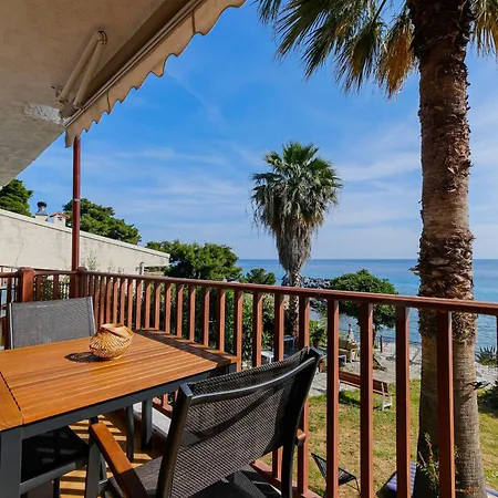 Amphitriti Seafront Apartments, Loutra