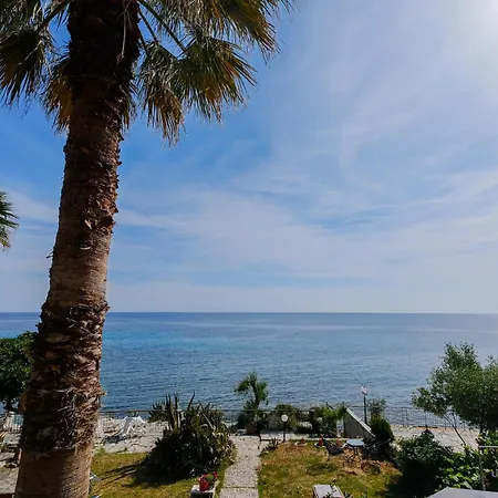 Amphitriti Seafront Apartments, Loutra *